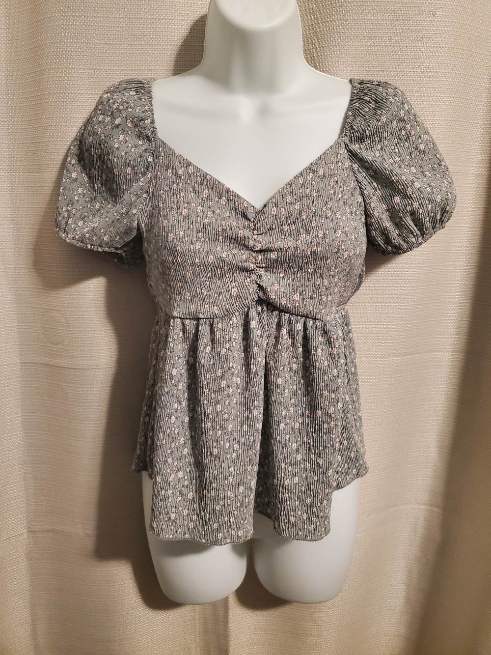 (4/$20) Monteau Los Angeles Peplum Floral Top Puff Sleeves